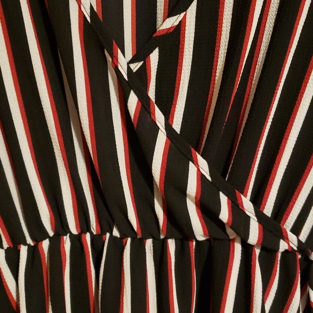 Super cute and flowy wrap dres - Picture 3 of 5